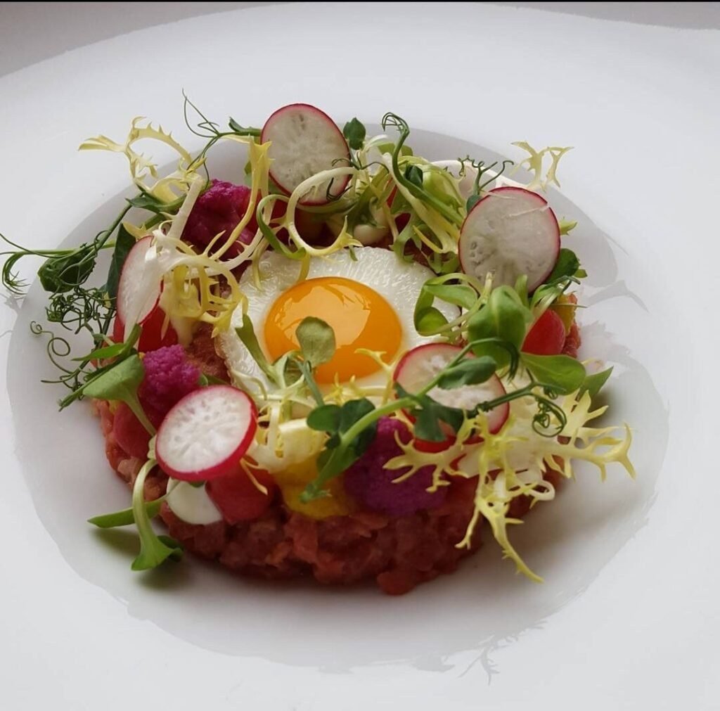Steak tartaar met eidooier en radijs